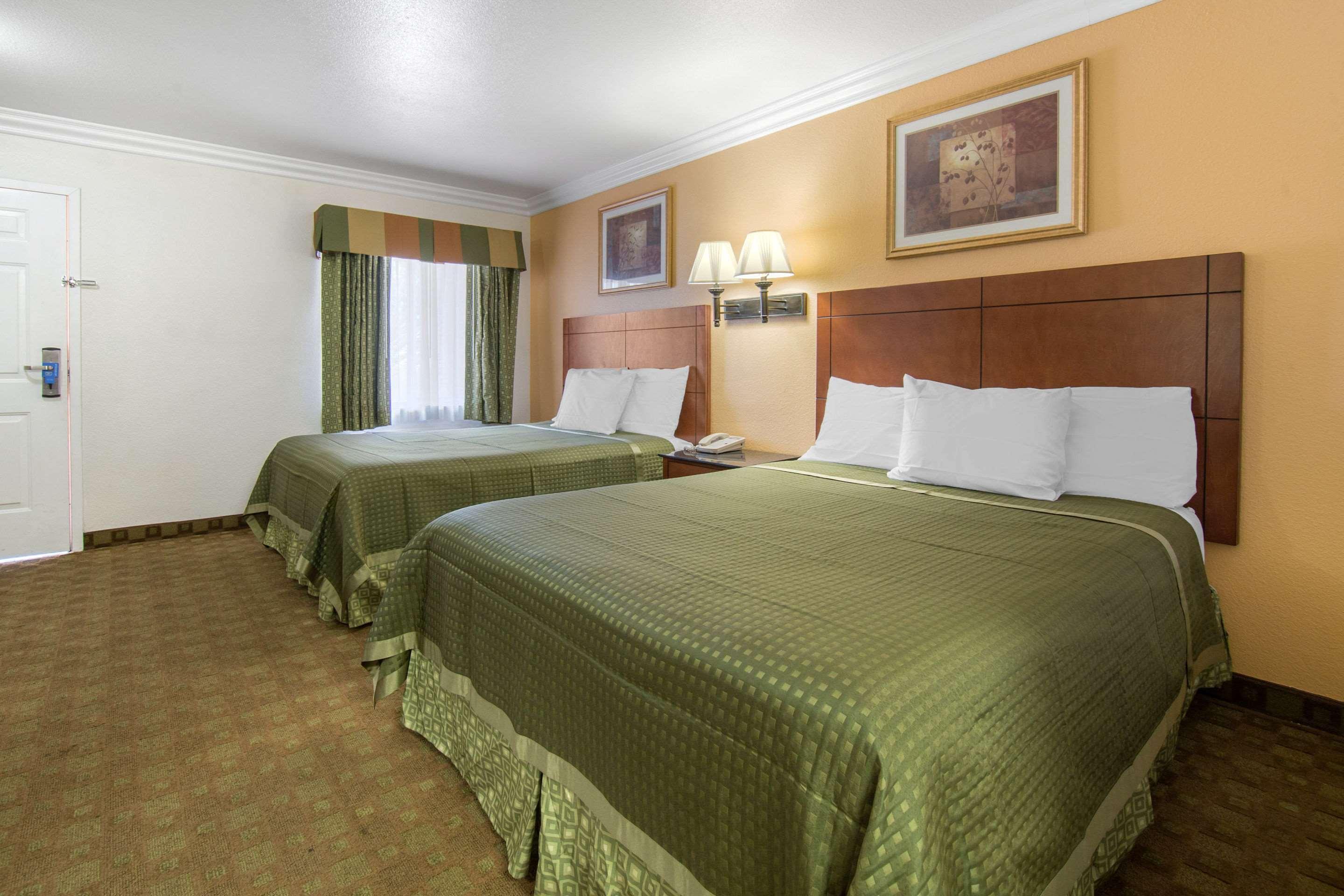Rodeway Inn Adelanto Us 395 Экстерьер фото