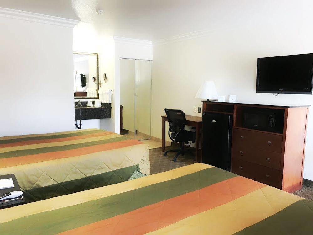 Rodeway Inn Adelanto Us 395 Экстерьер фото